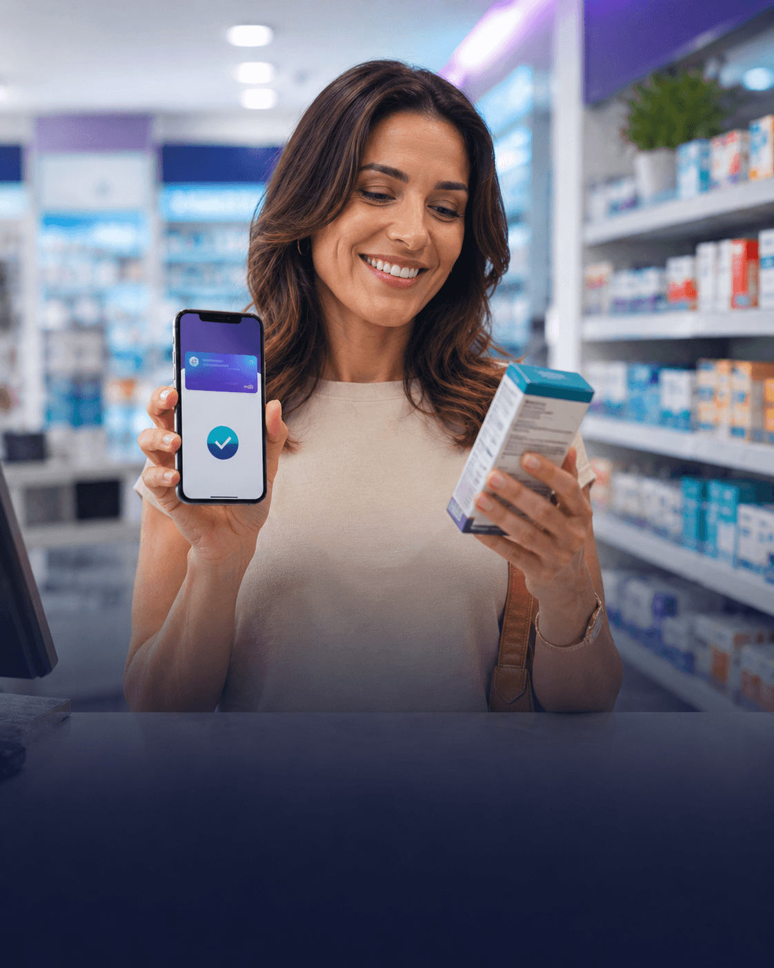 Cliente utilizando um benefício digital durante a compra de medicamentos em uma farmácia