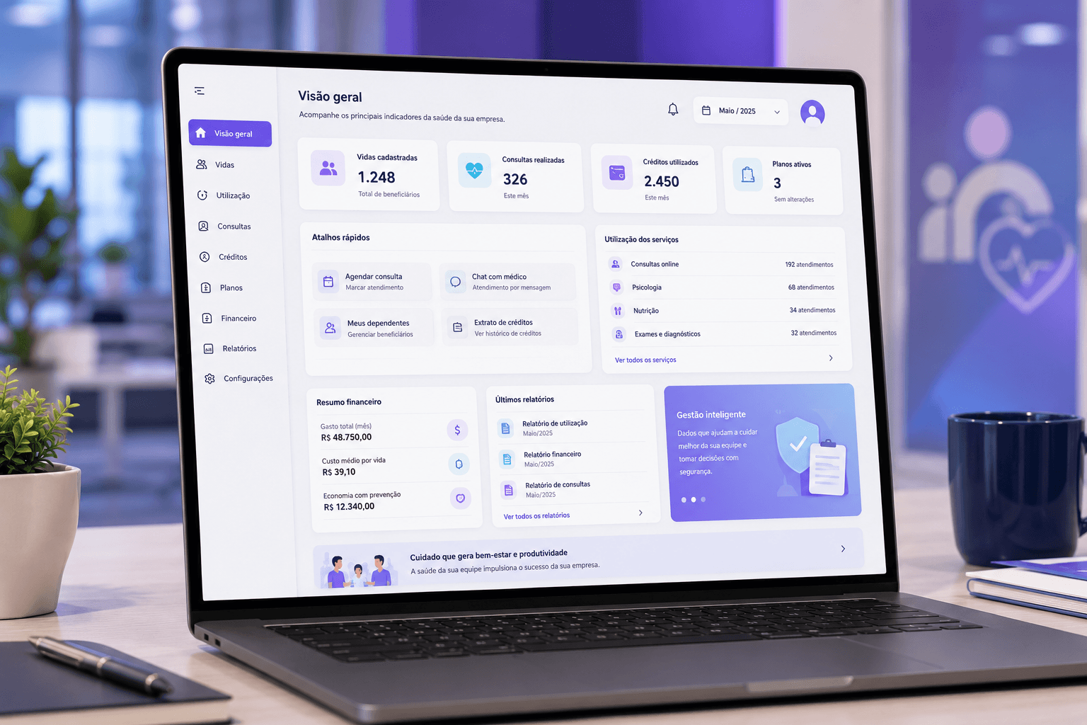 Notebook exibindo o painel empresarial com indicadores de vidas, consultas, créditos e planos