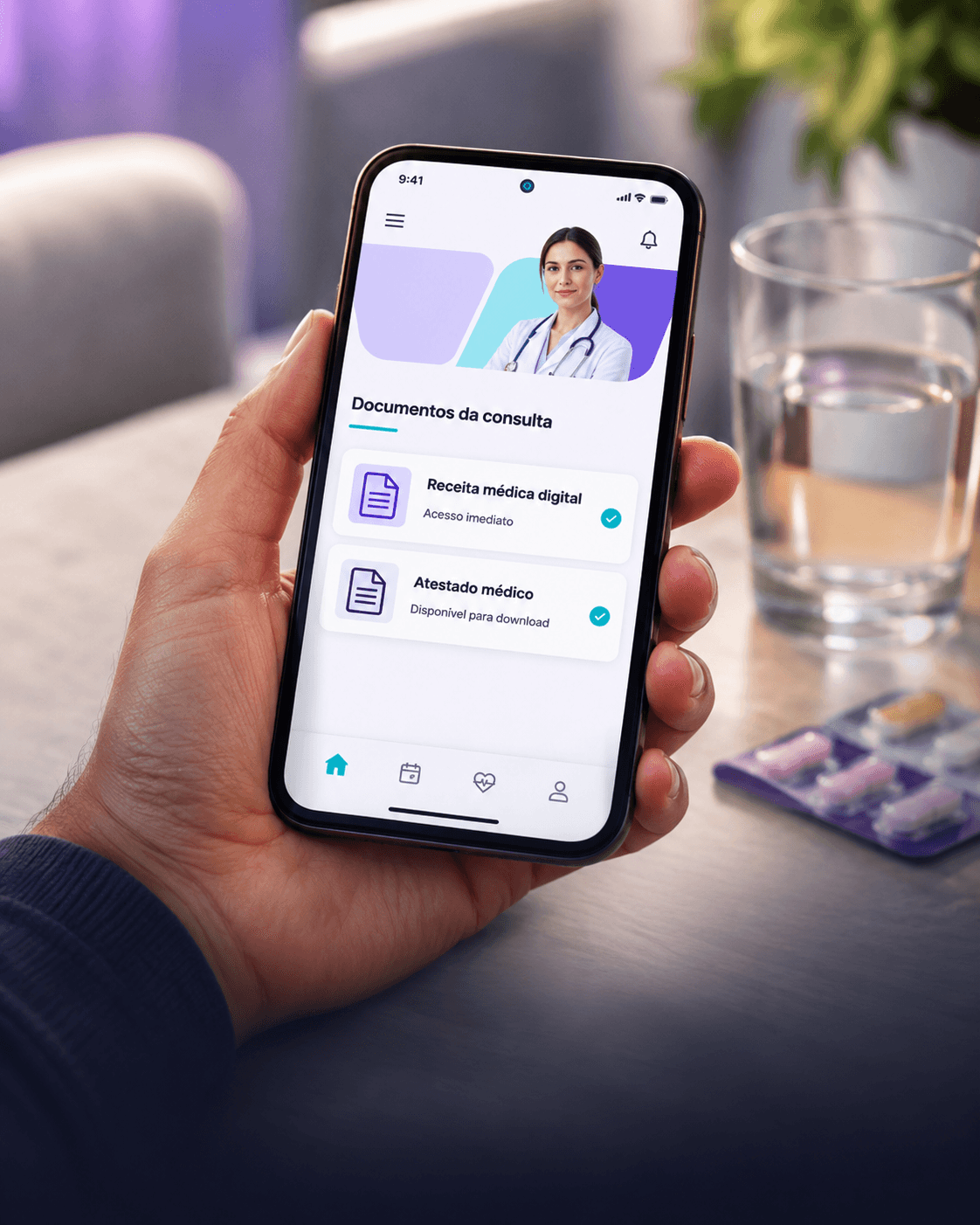 Celular exibindo uma receita médica digital e um atestado disponíveis no aplicativo
